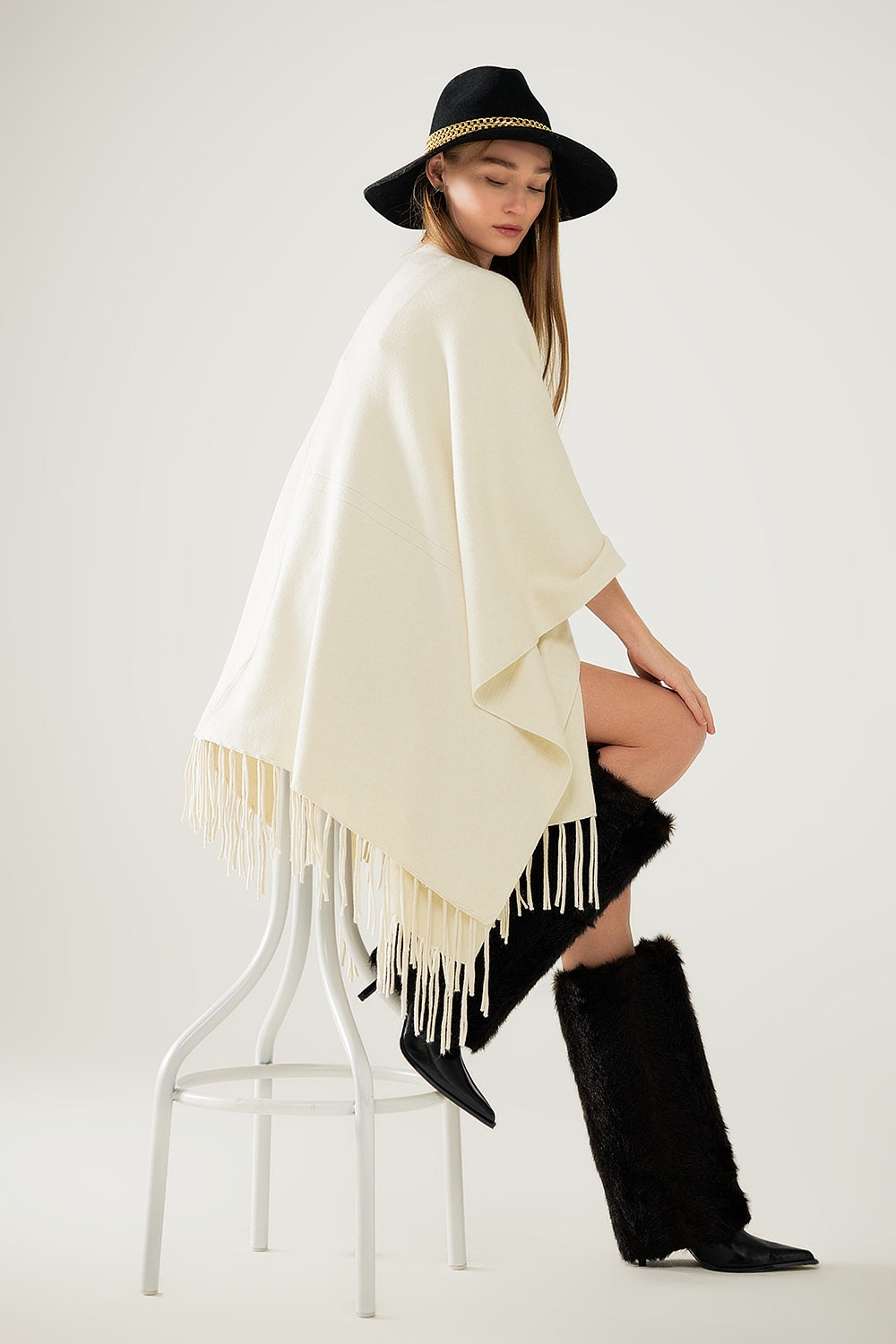 Q2 Suave poncho de punto beige con flecos