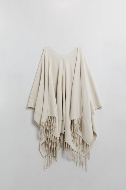 Suave poncho de punto beige con flecos