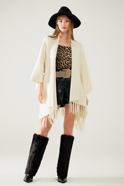 Suave poncho de punto beige con flecos