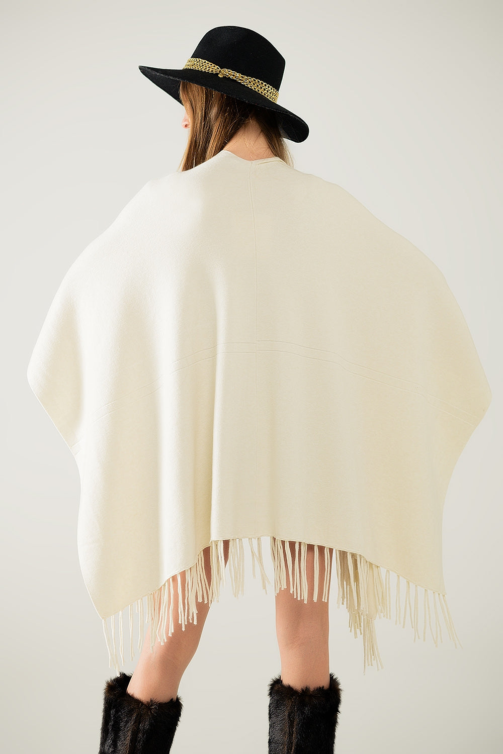 Suave poncho de punto beige con flecos