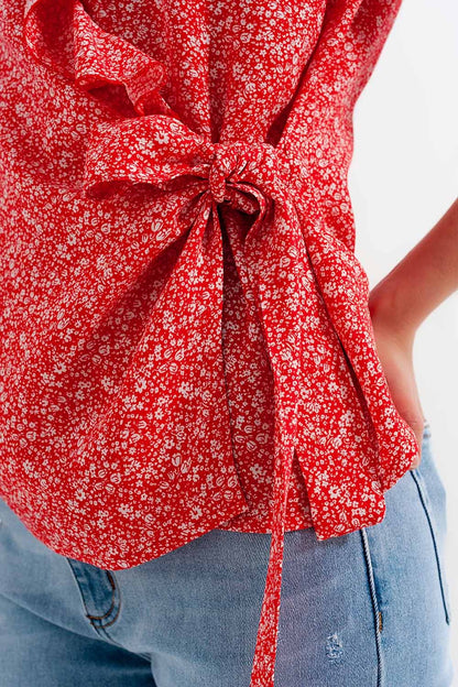 Top con diseño cruzado y estampado de flores en rojo