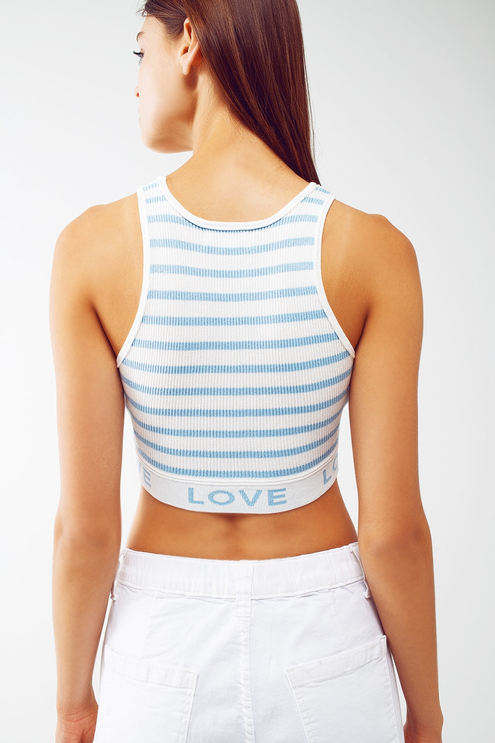 Top corto a rayas con texto Love en azul