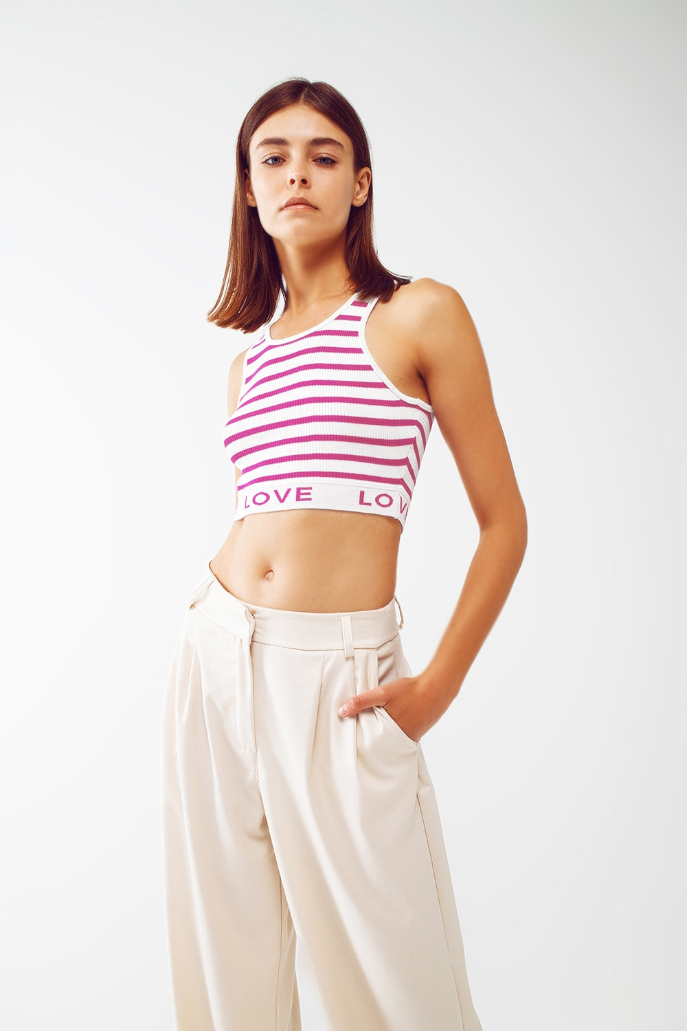 Top corto a rayas con texto Love en rosa