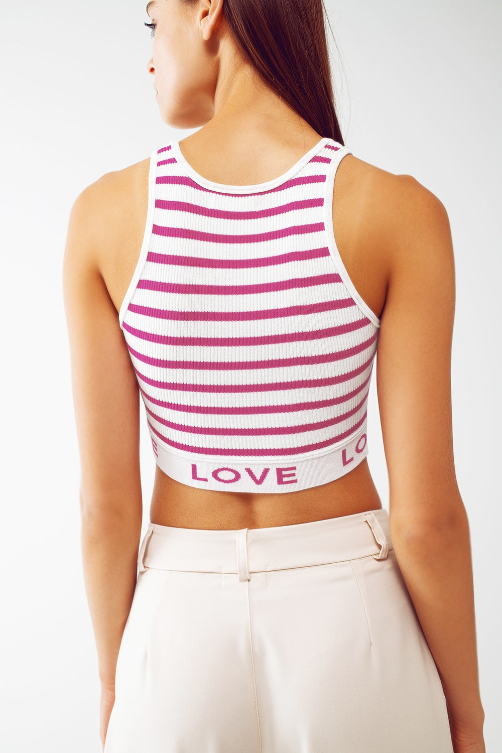 Top corto a rayas con texto Love en rosa