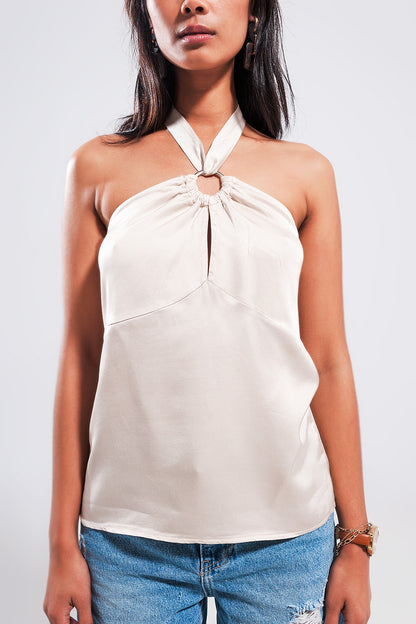 Top corto beige con cuello halter y detalle de anilla