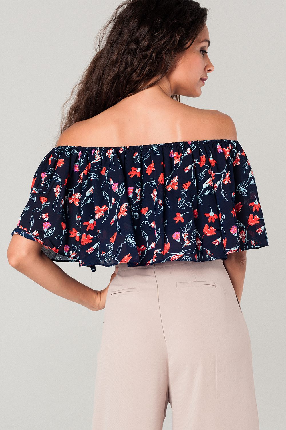 Top corto con estampado floral en azul marino