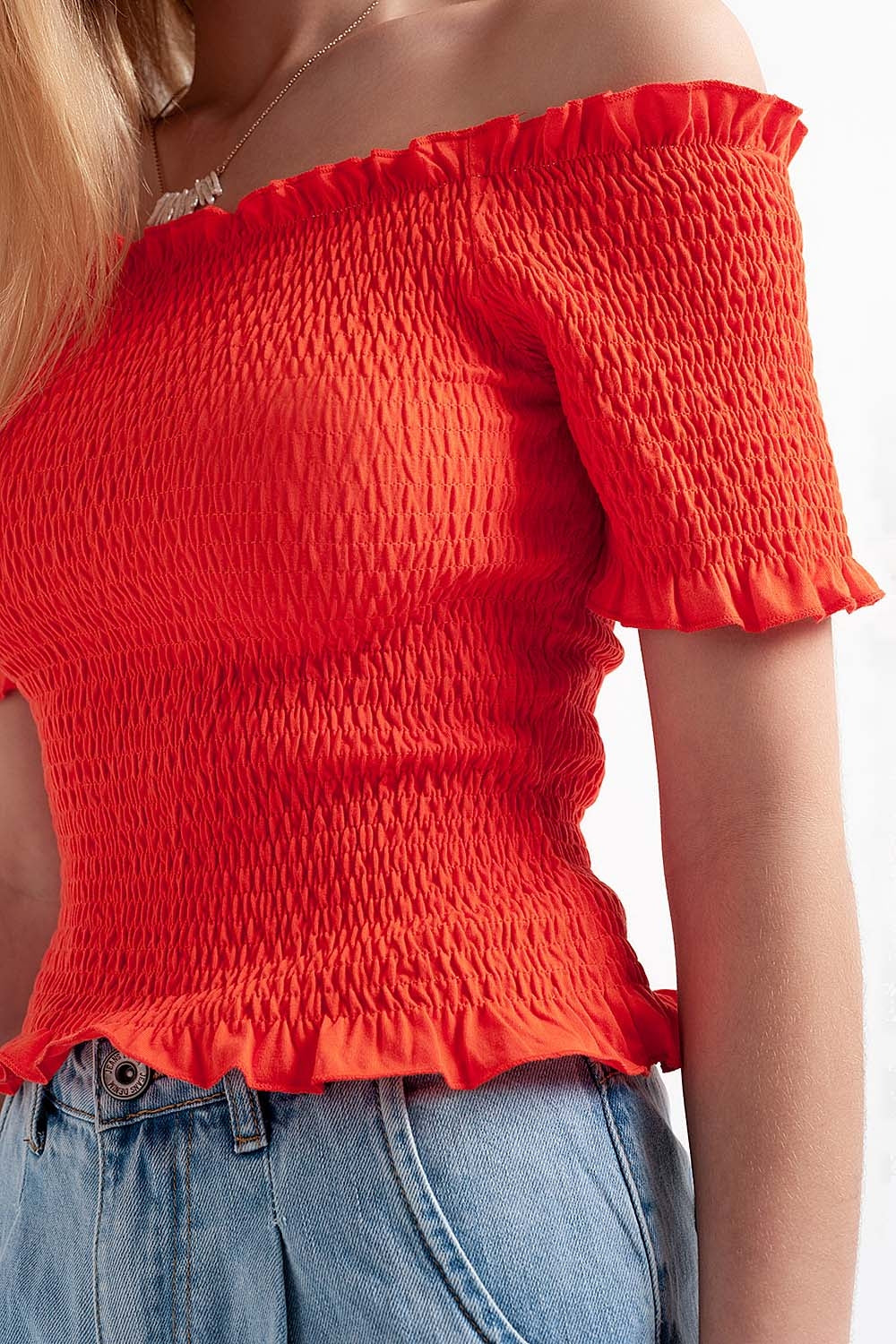 Top corto naranja con diseño fruncido y escote Bardot