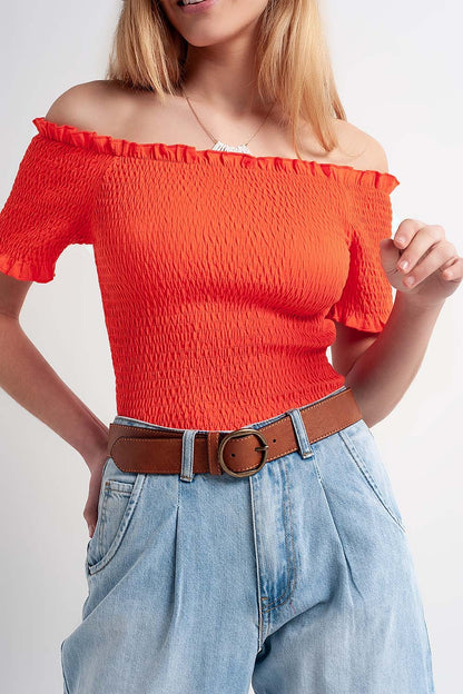 Top corto naranja con diseño fruncido y escote Bardot