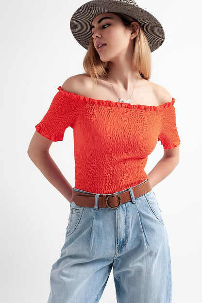 Top corto naranja con diseño fruncido y escote Bardot