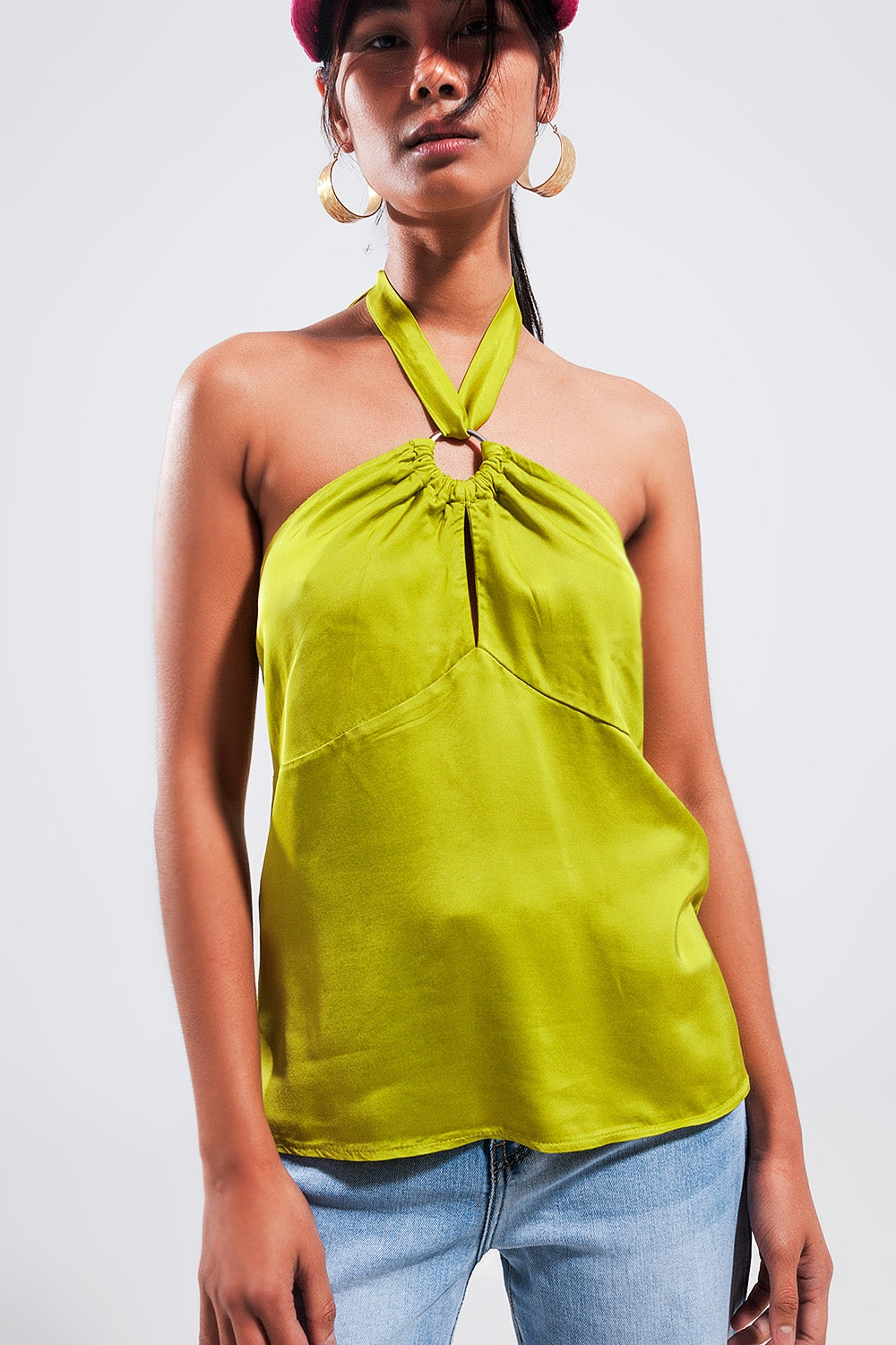 Top corto verde lima con cuello halter y detalle de anilla