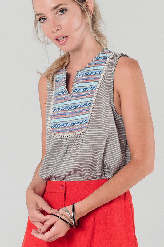 Q2 Top de rayas en gris con pechera multicolor