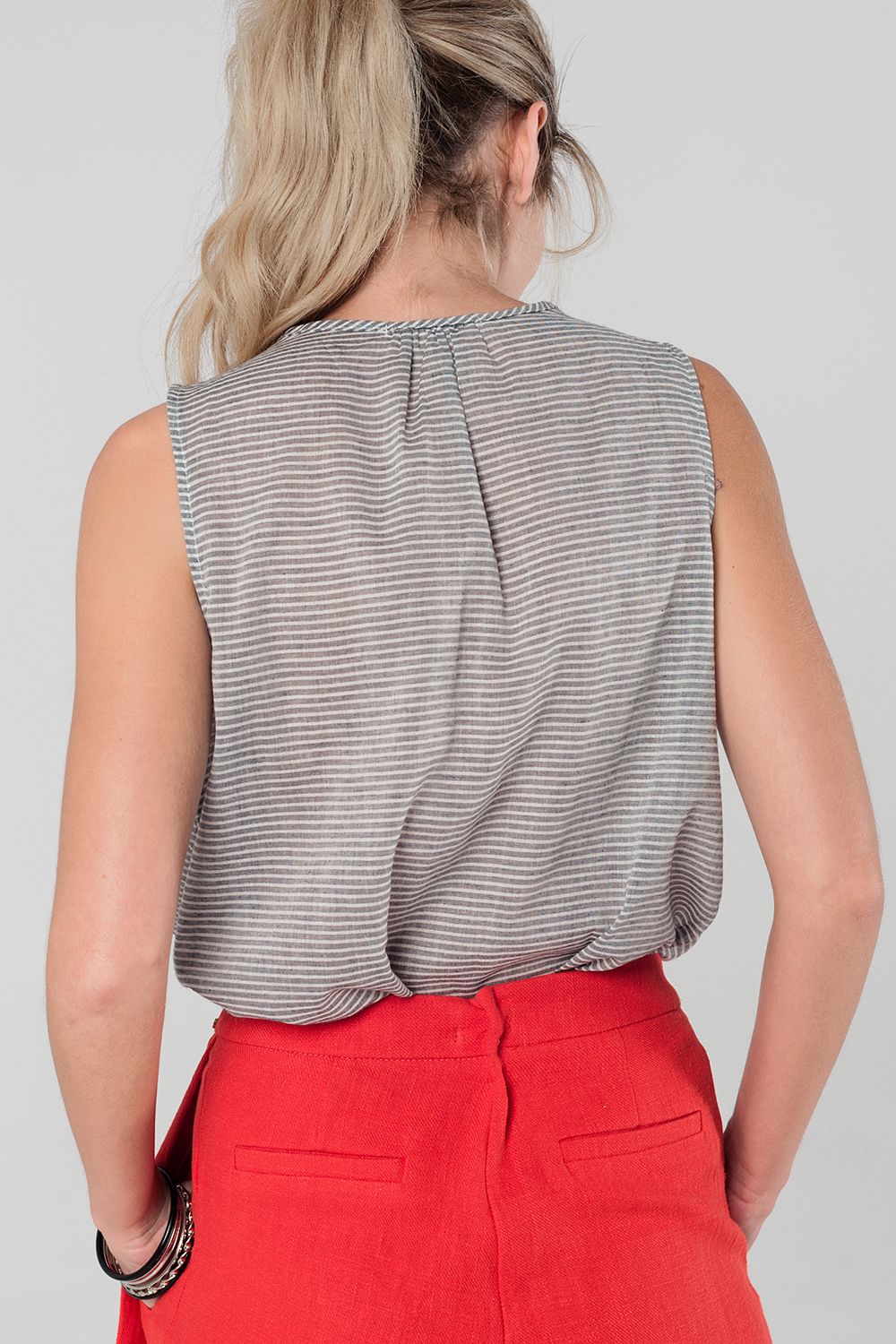 Top de rayas en gris con pechera multicolor