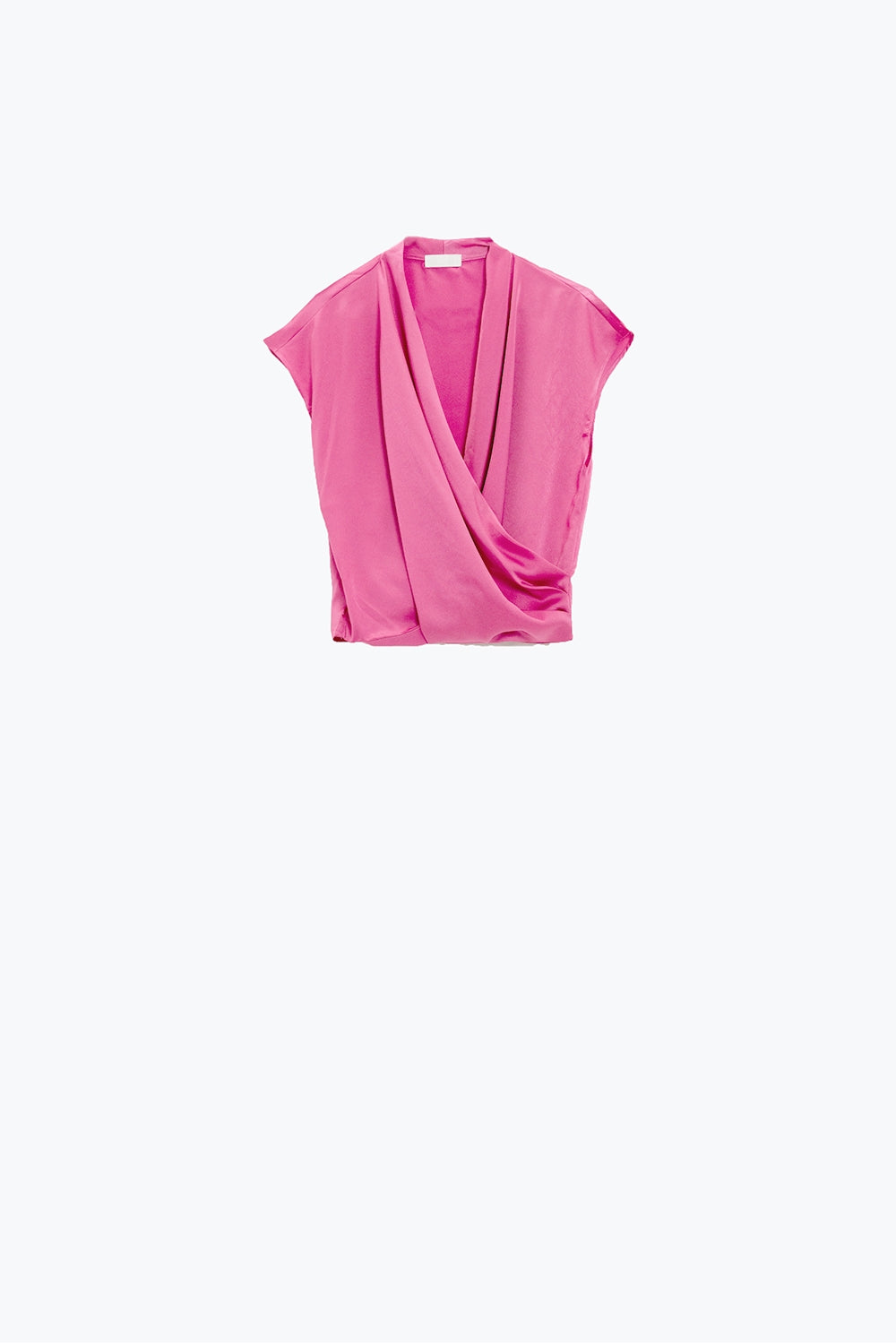 Top de seda fucsia cruzado con cuello de pico y mangas cortas