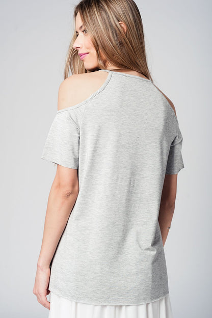 Top gris con hombros descubiertos