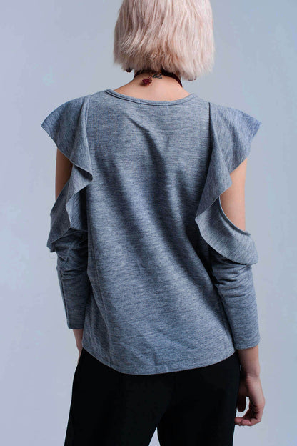 Top gris con volantes y detalles abiertos