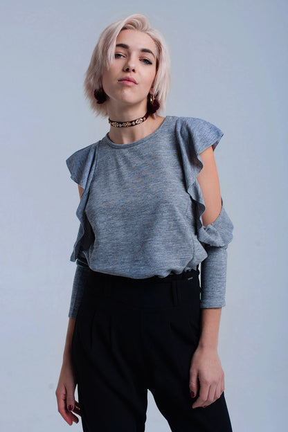 Top gris con volantes y detalles abiertos