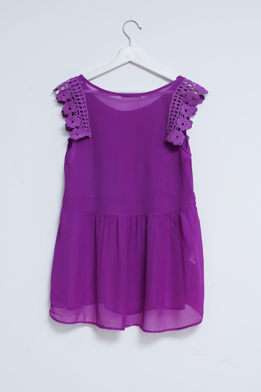 Top morado con diseño bordado y detalle de volantes