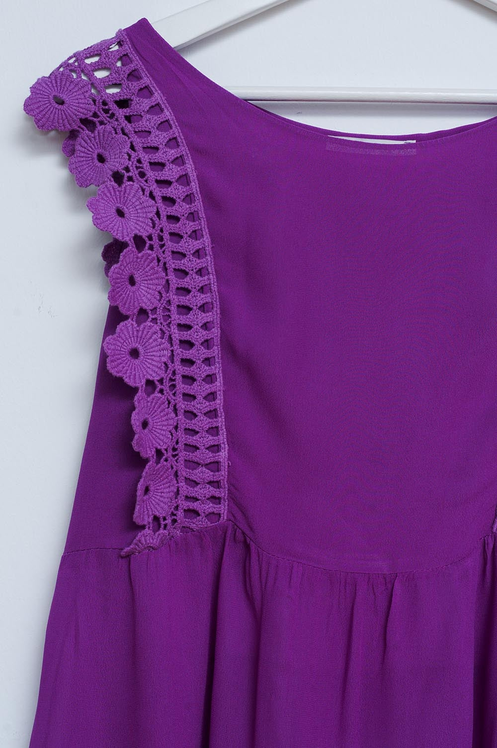 Top morado con diseño bordado y detalle de volantes