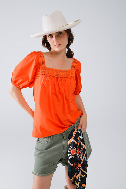 Top naranja con escote cuadrado y mangas cortas