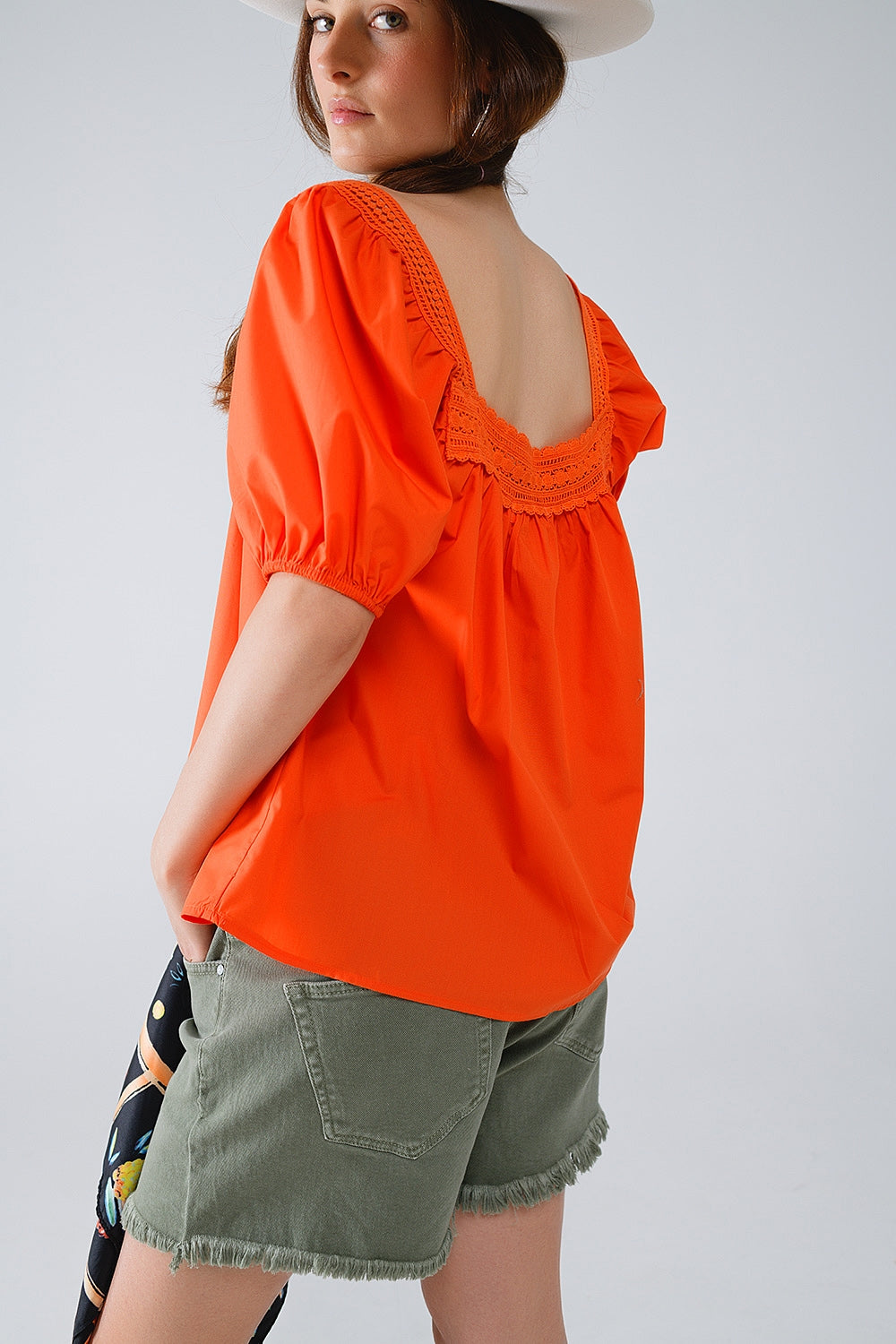 Top naranja con escote cuadrado y mangas cortas