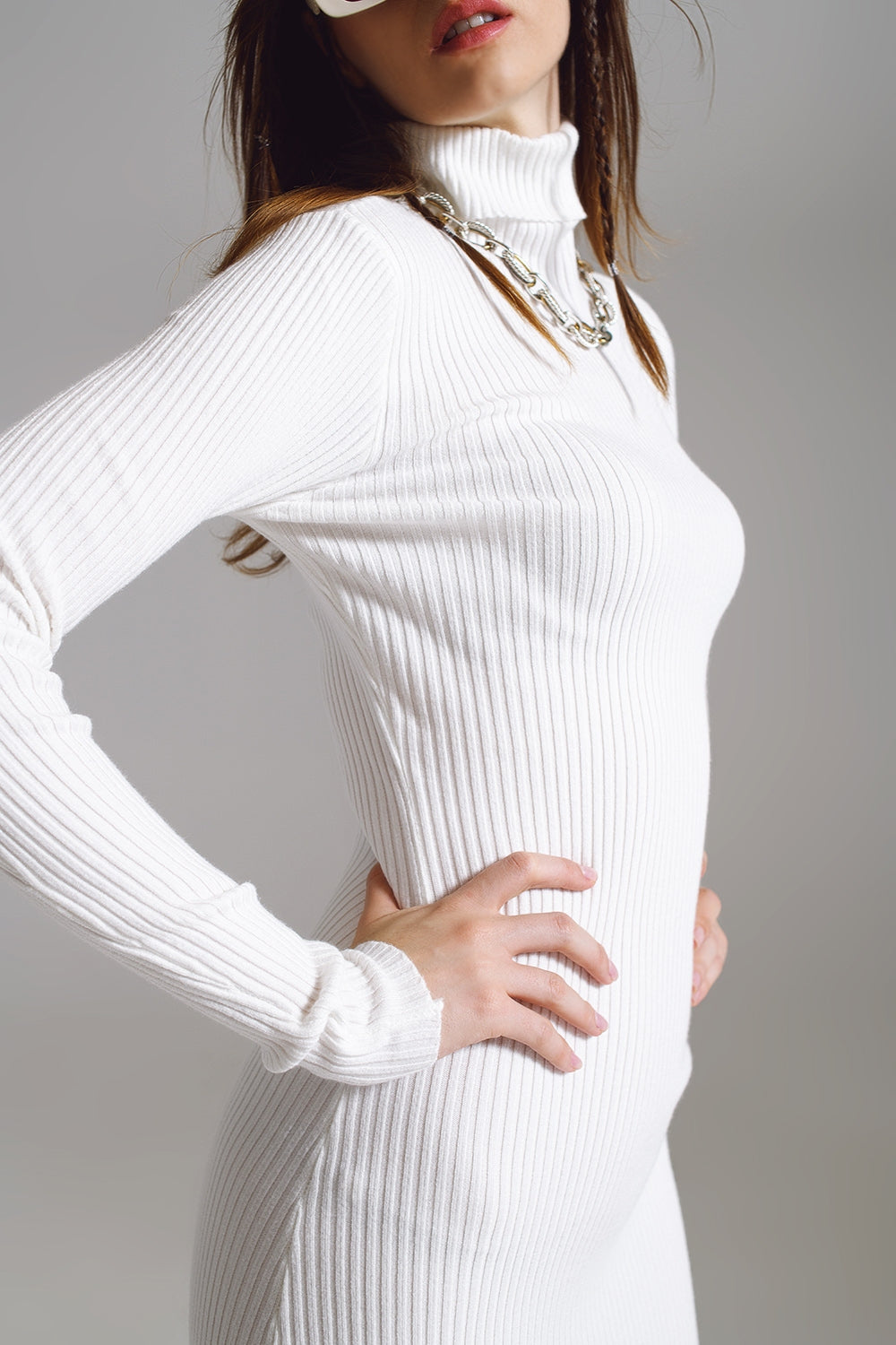 Vestido ajustado de punto con cuello de tortuga en blanco