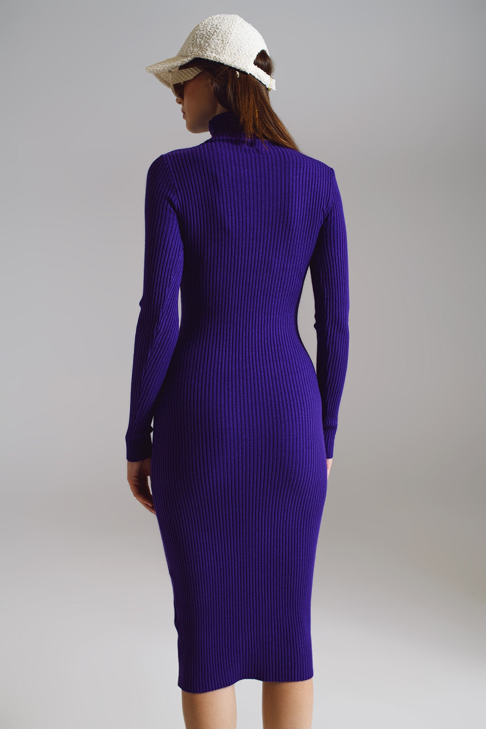 Vestido de punto midi entallado con cuello de tortuga en morado