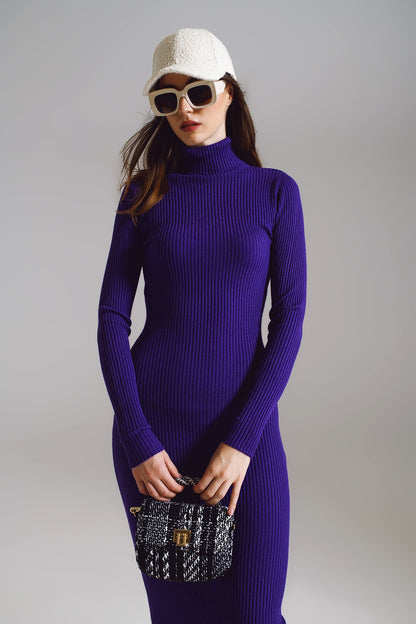 Vestido de punto midi entallado con cuello de tortuga en morado