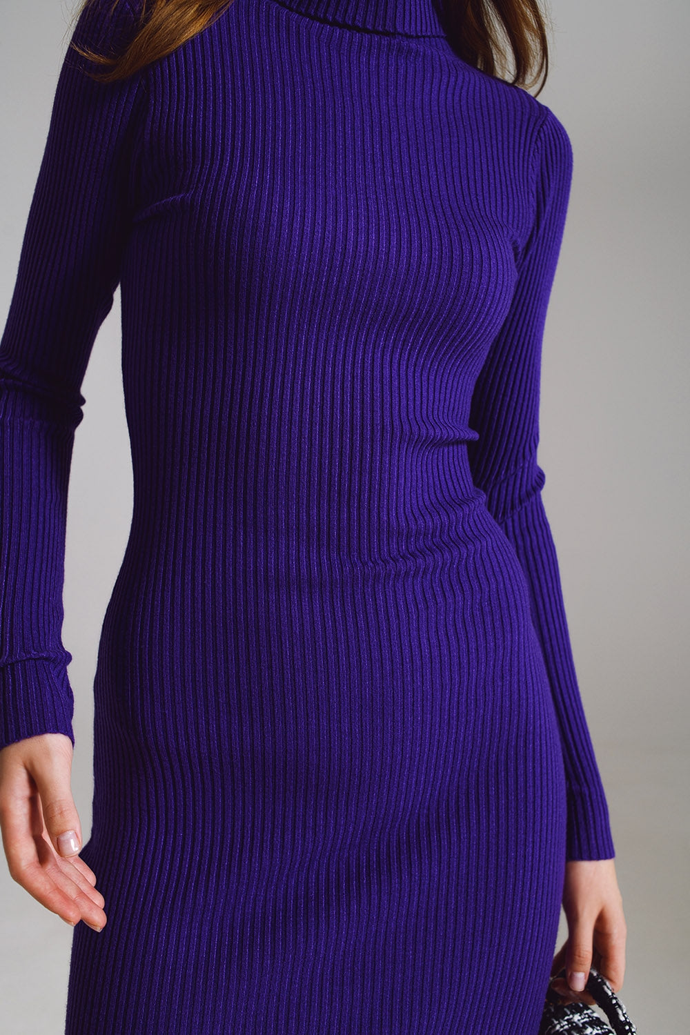 Vestido de punto midi entallado con cuello de tortuga en morado