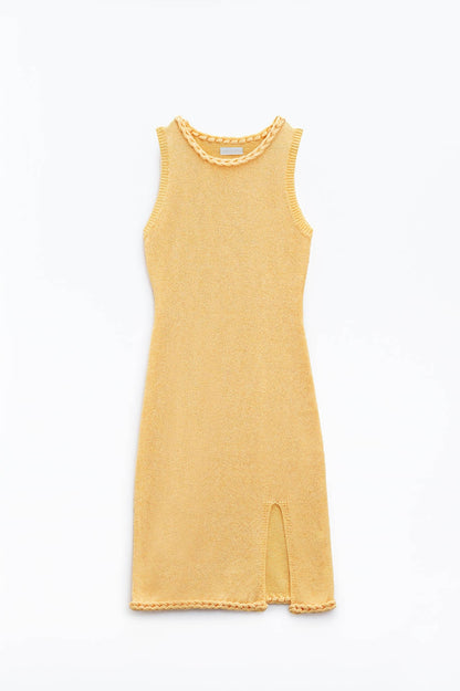 Vestido midi de punto con detalle trenzado en amarillo