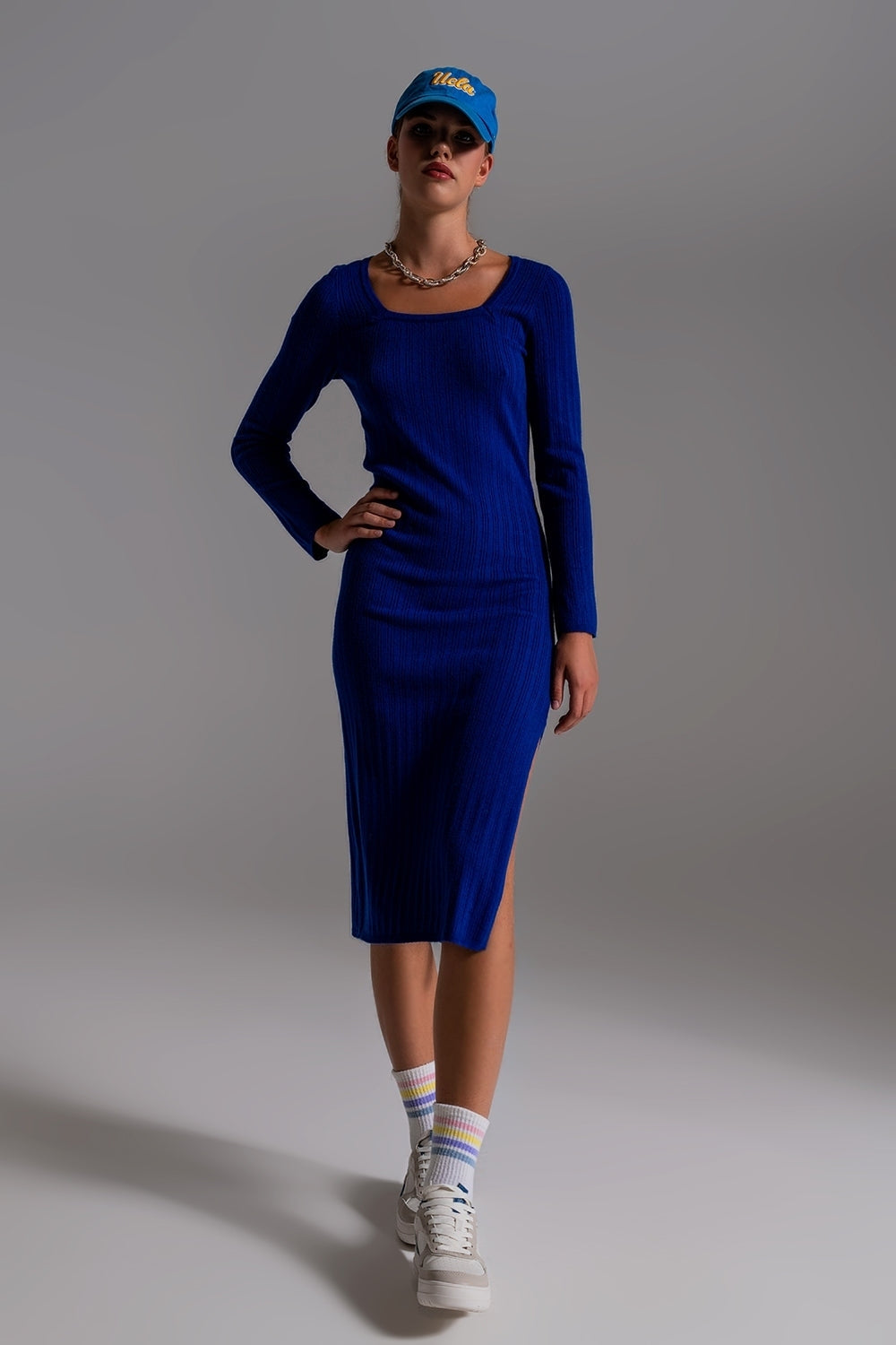 Vestido midi de punto con escote cuadrado en azul