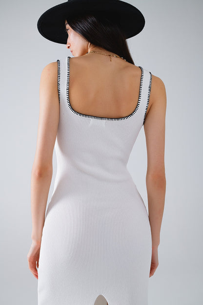 Vestido veraniego de punto ceñido al cuerpo en blanco con ribete negro